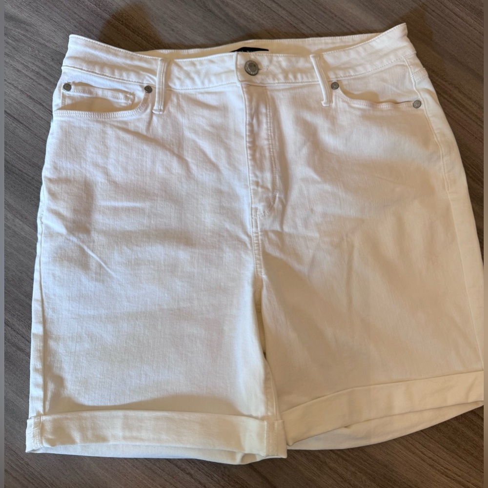 3 for $20–Simply Vera Vera Wang White Jean Shorts- size 14